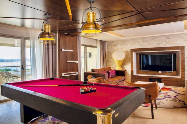 Pooltisch im Wohnzimmer des Planet Hollywood Beach Resort mit Blick auf den Ozean.