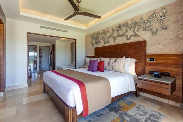 Schlafzimmer im Planet Hollywood Beach Resort mit Kingsize-Bett, Sternenwand und Ausblick.