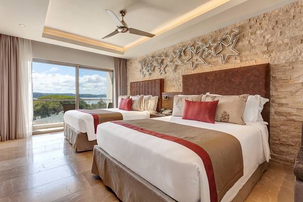 Doppelbett-Zimmer im Planet Hollywood Beach Resort mit Blick auf den Ozean