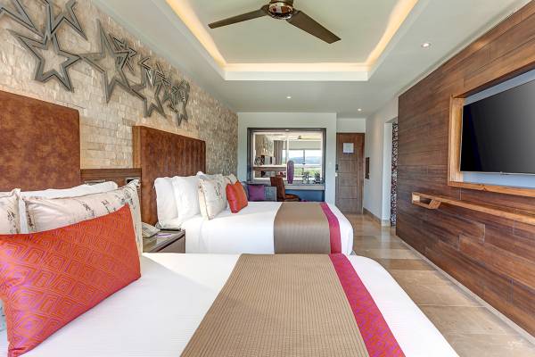Doppelbett-Zimmer im Planet Hollywood Beach Resort mit modernen Dekor und Fernseher.