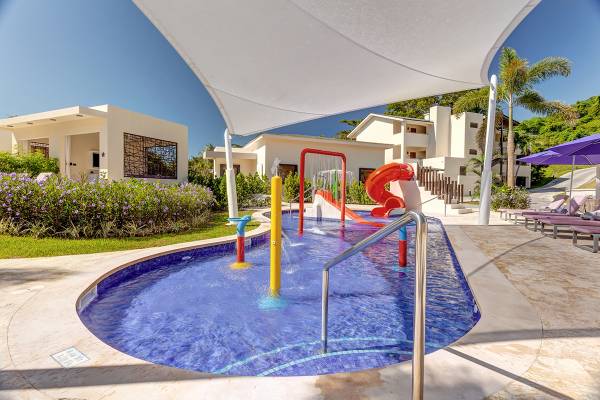 Wasserspielplatz im Planet Hollywood Beach Resort mit Rutsche und Wassersprudlern