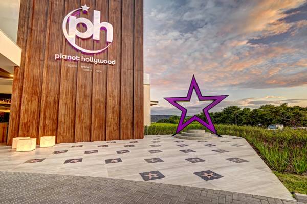 Eingang zum Planet Hollywood Beach Resort mit großem Logo und Sternen auf dem Gehweg