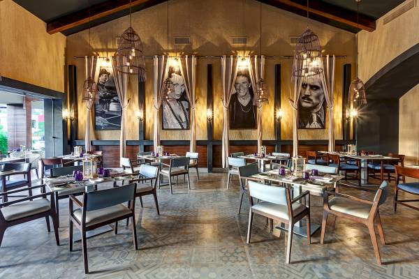 Innenansicht des Restaurants im Planet Hollywood Beach Resort mit Porträts an der Wand.