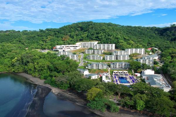 Luftaufnahme des Planet Hollywood Beach Resort mit Swimmingpool und Gebäuden am Hang