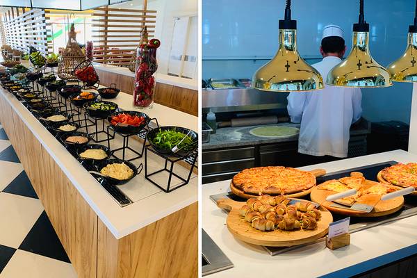Küche im Creta Princess Aquapark & Spa mit einem Koch, der Pizza vorbereitet