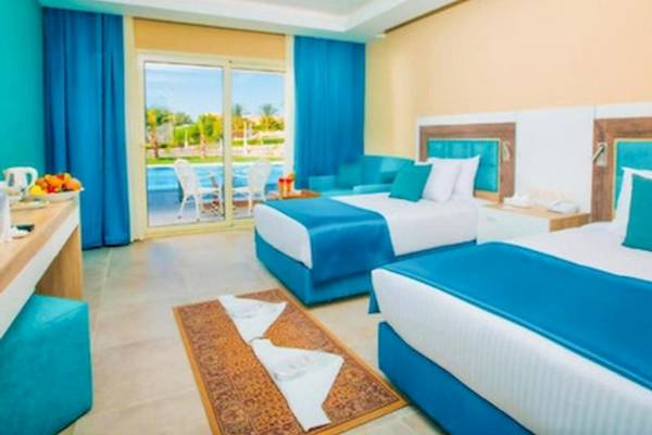 Doppelzimmer mit Poolblick und Balkon im Titanic Beach Spa & Aqua Park Hotel