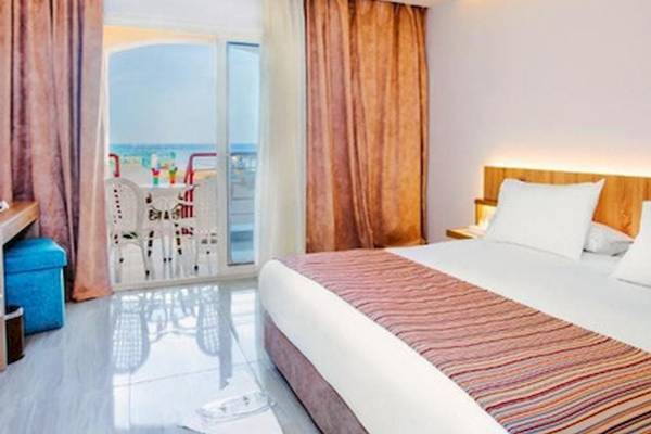 Hotelzimmer mit Blick auf den Balkon und das Meer, Titanic Beach Spa & Aqua Park