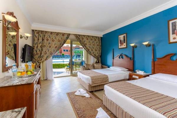 Doppelzimmer mit Balkon im Titanic Beach Spa & Aqua Park Hotel, inklusive zweier Betten, Fernseher und Poolblick.