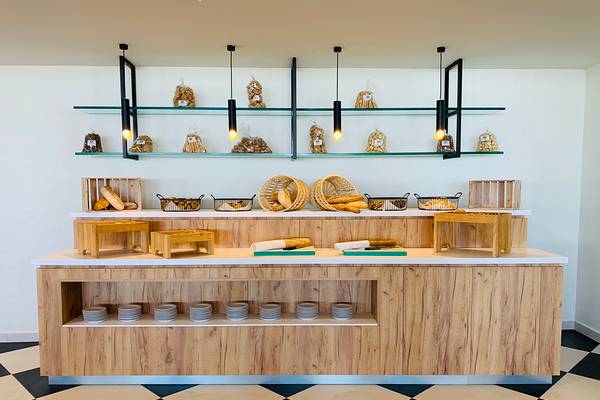 Bäckereibereich im Creta Princess Aquapark & Spa Hotel mit Holztheke und Produkten