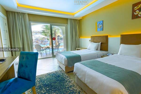 Doppelzimmer im Titanic Royal Hotel mit Blick auf den Pool und Terrasse.