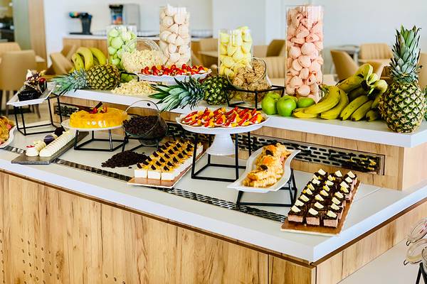 Buffet mit vielen Süßigkeiten im Hotel Creta Princess Aquapark & Spa