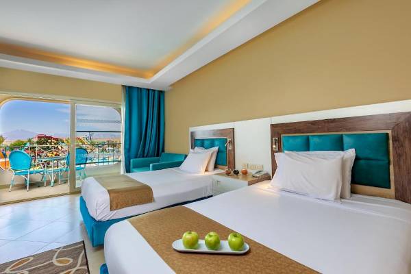 Doppelzimmer im Titanic Resort & Aqua Park mit Aussicht auf den Pool und die Berge.