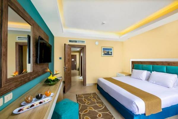 Ein modernes Hotelzimmer im Titanic Resort & Aqua Park mit einem großen Bett, Dekor und einem Fernseher.