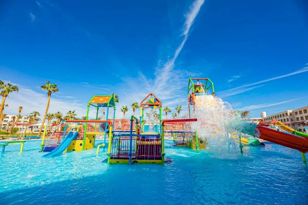 Wasserspielplatz im Titanic Resort & Aqua Park mit bunten Rutschen und Wasserfontänen