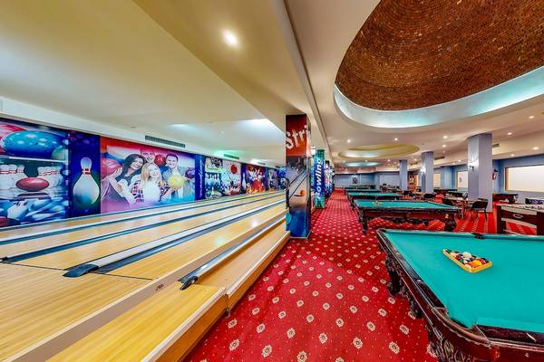 Bowlingbahn und Pooltisch Bereich im Titanic Resort & Aqua Park