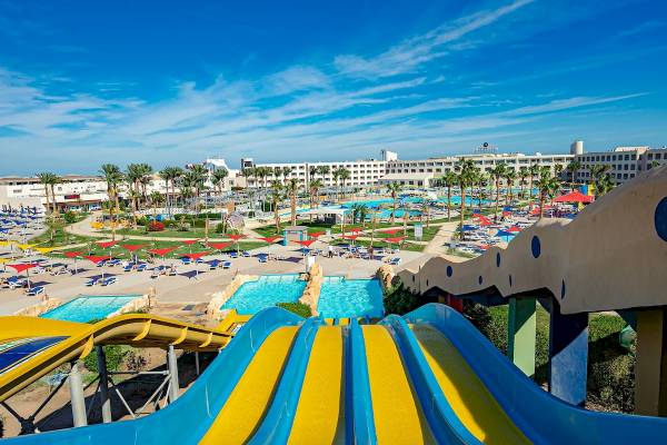 Außenansicht des Titanic Resort & Aqua Park mit Wasserrutschen und Schwimmbädern.