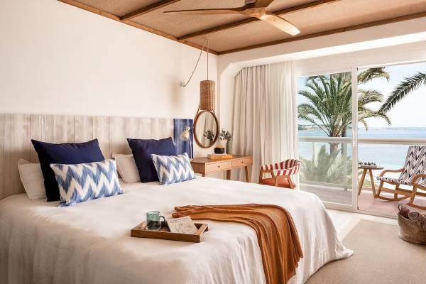 Schlafzimmer im Zel Mallorca Hotel mit Meerblick, großem Bett und Balkon.
