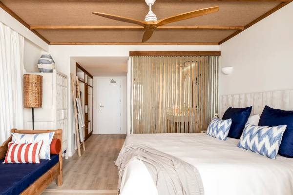 Schlafzimmer im Zel Mallorca Hotel mit großem Bett, Dekor und Holzdecke.
