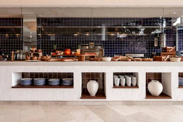 Buffet-Tisch im Zel Mallorca Hotel mit verschiedenen Gerichten und Geschirr.