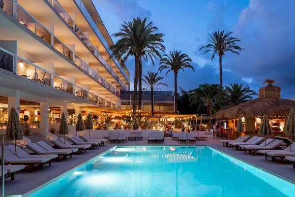 Abendansicht des Pools im Zel Mallorca Hotel mit Lounge-Sesseln und Palmen