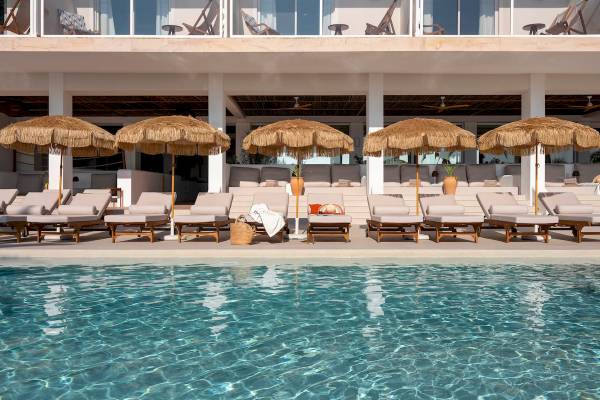 Pool-Lounge-Bereich des Zel Mallorca Hotels mit Liegestühlen und Sonnenschirmen.