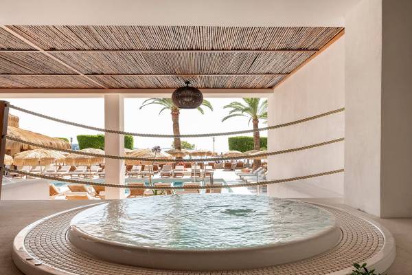 Zel Mallorca Hotel Poolbereich mit umlaufender Sonnenterrasse und Loungebereichen