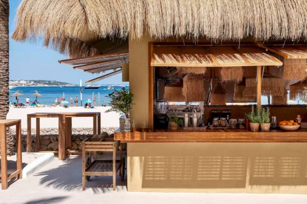 Strandbar des Zel Mallorca Hotels mit Blick auf das Meer und die Insel
