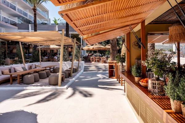 Terrasse des Zel Mallorca Hotels mit Sitzgelegenheiten und Palmen