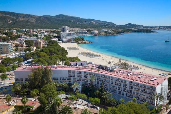 Luftaufnahme des Zel Mallorca Hotels am Strand mit vielen Liegen und Palmen
