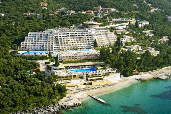 Luftaufnahme des Sunshine Corfu Hotel & Spa mit Pools und Strand.