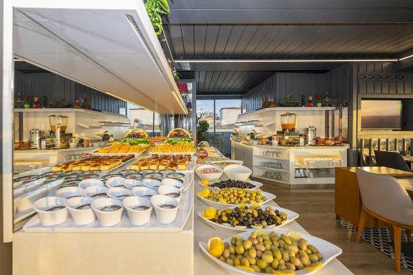 Buffettisch im Arden City Hotel mit verschiedenen Gerichten und Snacks.
