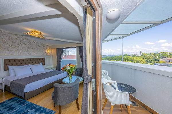 Zimmer im Arden City Hotel mit Blick auf die Stadt vom Balkon.