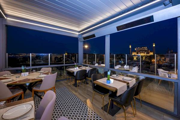 Innenbereich des Arden City Hotels bei Nacht mit Blick auf die Stadt