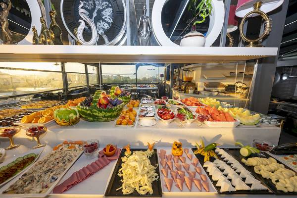 Frühstücksbuffet im Arden City Hotel mit Obst, Gemüse und verschiedenen Gerichten.