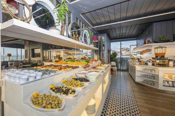 Buffetbereich im Arden City Hotel mit einer Vielzahl von Speisen und Getränken.