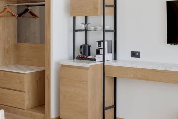 Innenansicht eines Hotelzimmers im Melia Durres Albania, mit Kleiderschrank, Fernseher und Schreibtisch.