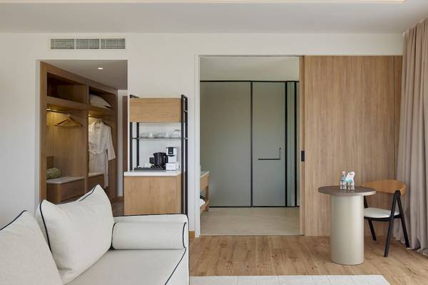 Hotelzimmer im Melia Durres Albania mit modernem Design, einem großen Bett, und einer offenen Küche.