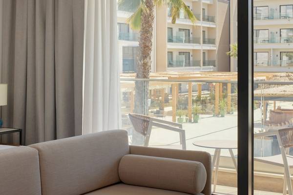 Aussicht eines Hotelzimmers auf den Poolbereich des Melia Durres Albania