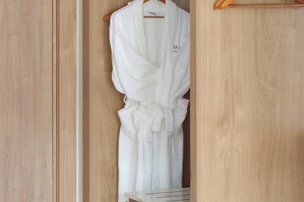 Weißer Bademantel im Schrank des Melia Durres Albania Hotels