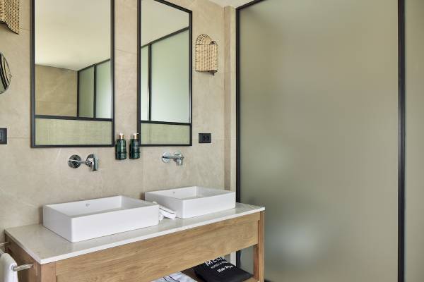 Doppelwaschbecken im Badezimmer des Melia Durres Albania Hotels