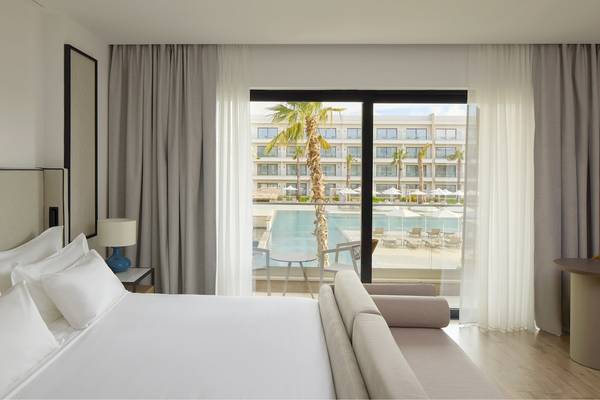 Zimmer im Melia Durres Albania mit Aussicht auf den Pool und Loungebereich draußen.