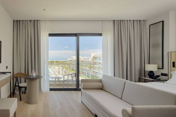 Hotelzimmer im Melia Durres Hotel in Albanien mit Blick auf die Terrasse und Palmen.
