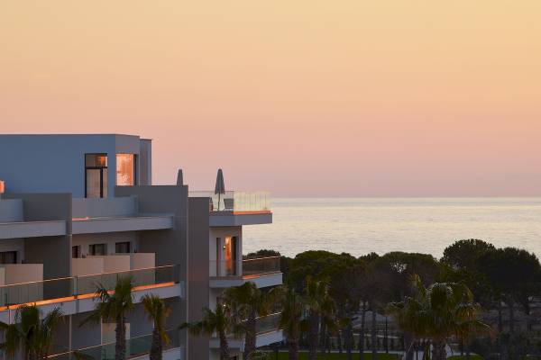 Sonnenuntergang am Melia Durres Albania Hotel mit Blick auf das Meer und Palmen.