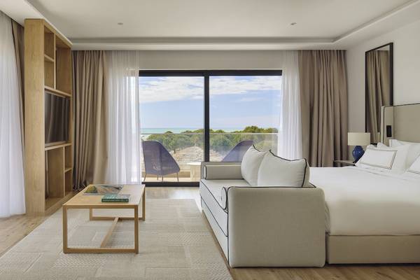 Hotelzimmer im Melia Durres Albania mit Blick auf das Meer und eine Terrasse.