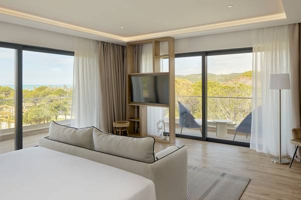 Innenansicht eines Hotelzimmers im Melia Durres Albania mit Blick auf den Ozean