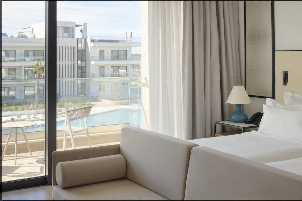 Hotelzimmer im Melia Durres Albania mit Blick auf den Pool und Terrasse.