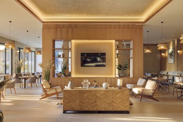 Inneneinrichtung des Melia Durres Albania Hotels mit modernem Design, Holzelementen und Möbeln.