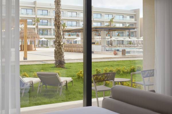 Aussicht aus einem Zimmer des Melia Durres Albania Hotels mit Swimmingpool und Loungebereich.