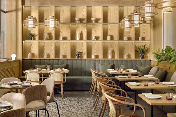 Inneneinrichtung des Melia Durres Albania Hotels mit Holzregalen, Sesseln und Tischen.