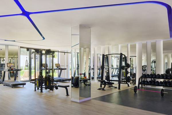 Fitness Center im Melia Durres Albania Hotel mit modernen Geräten und Spiegeln.